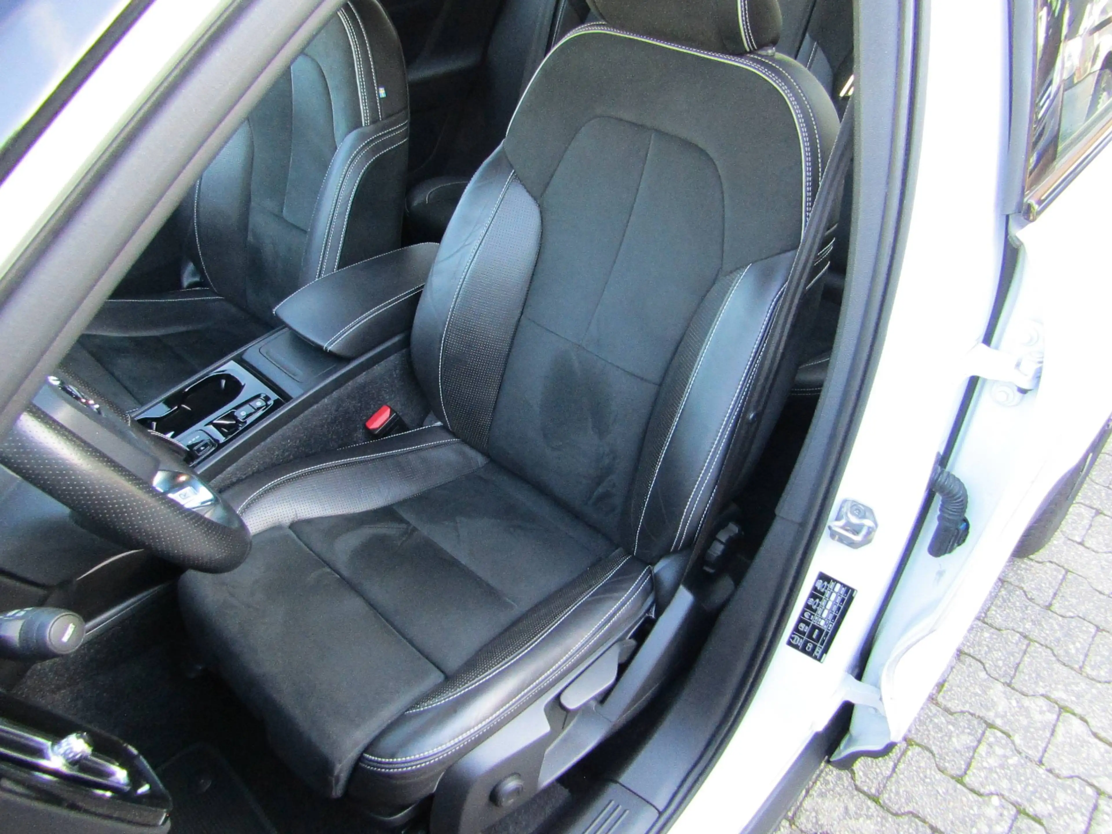 Volvo XC40 R Design AWD — photo 12