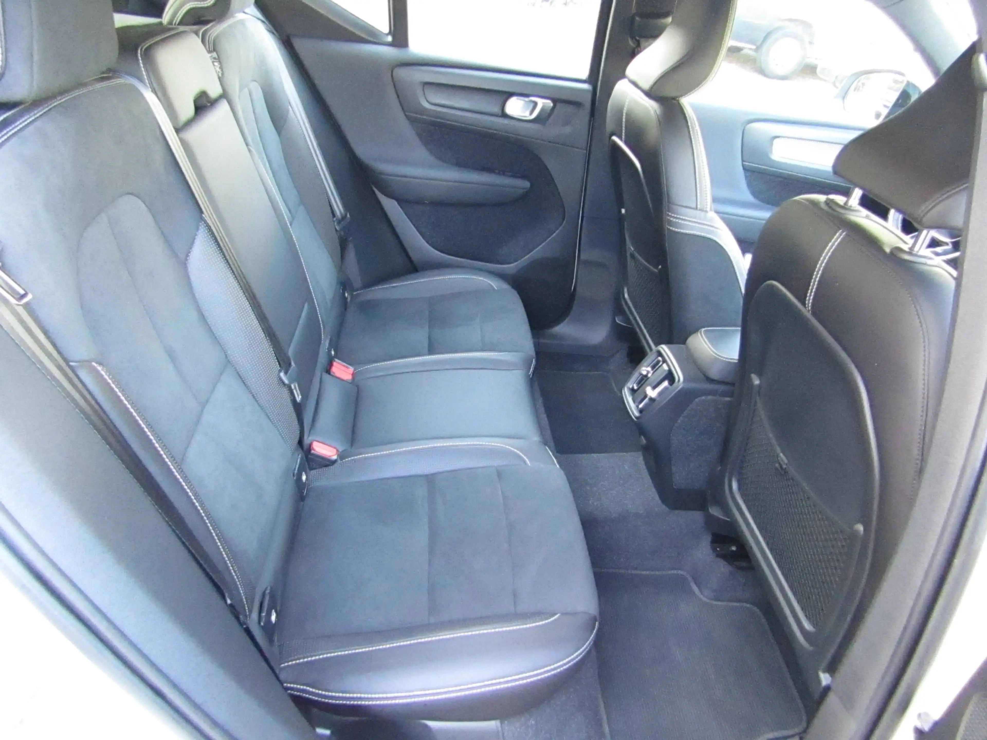 Volvo XC40 R Design AWD — photo 7
