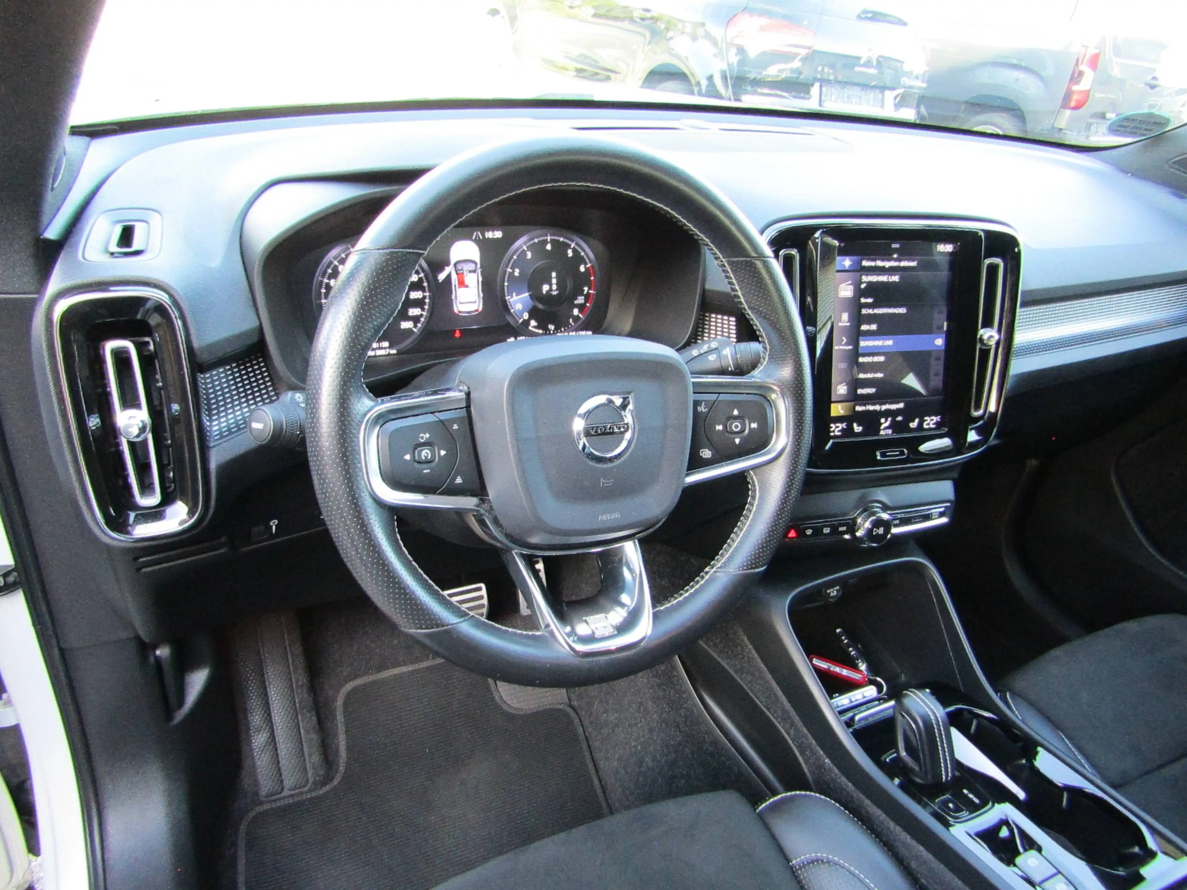 Volvo XC40 R Design AWD — photo 11