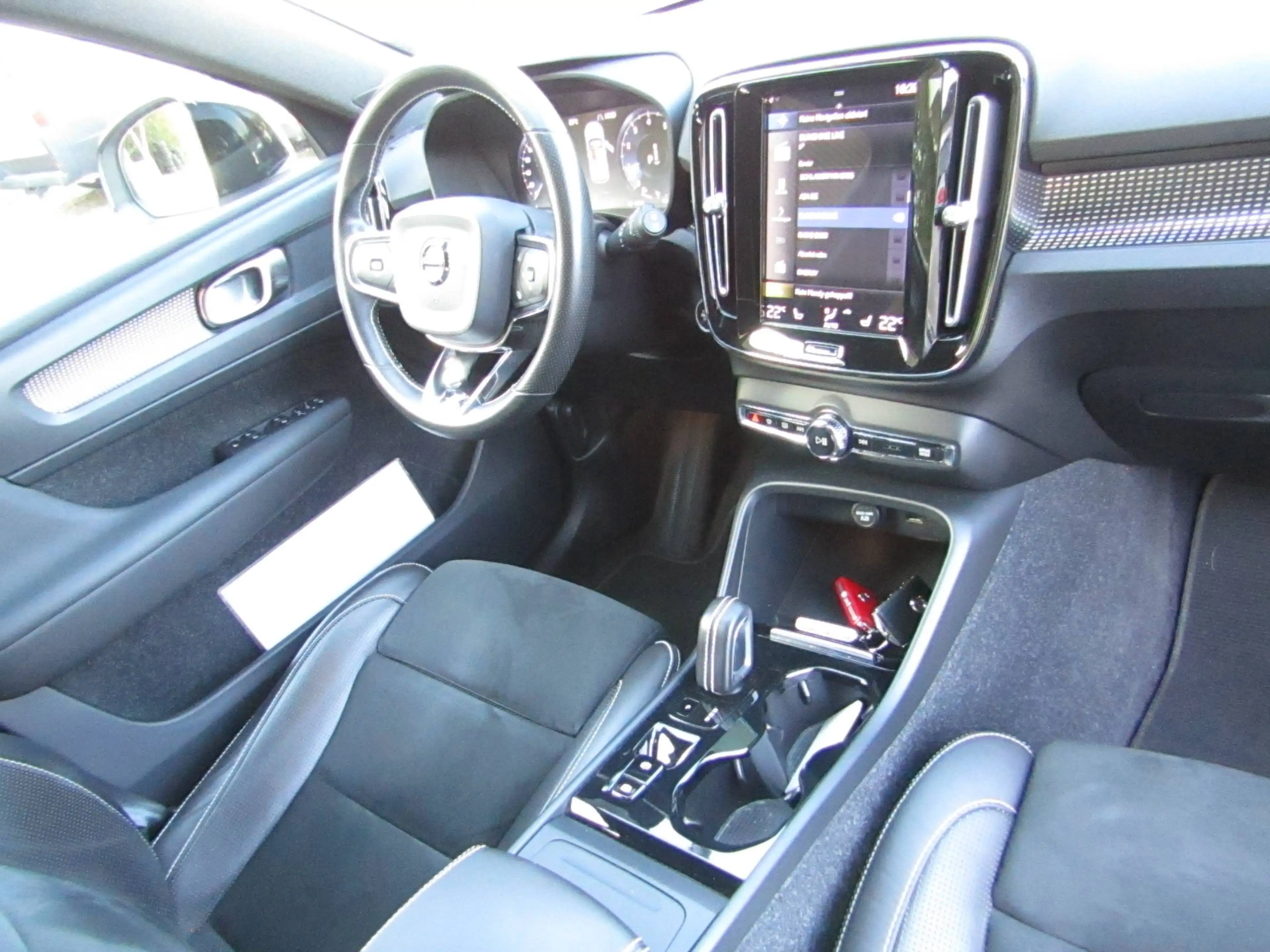 Volvo XC40 R Design AWD — photo 6