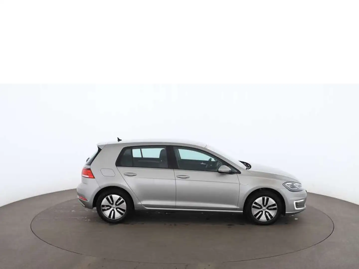 Volkswagen Golf e- 35.8kWh Aut LED WAERMEPUMPE NAVI R-CAM PDC Silber - 2