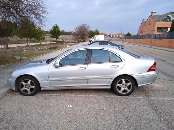 Mercedes-Benz Clase C 2003, foto 2