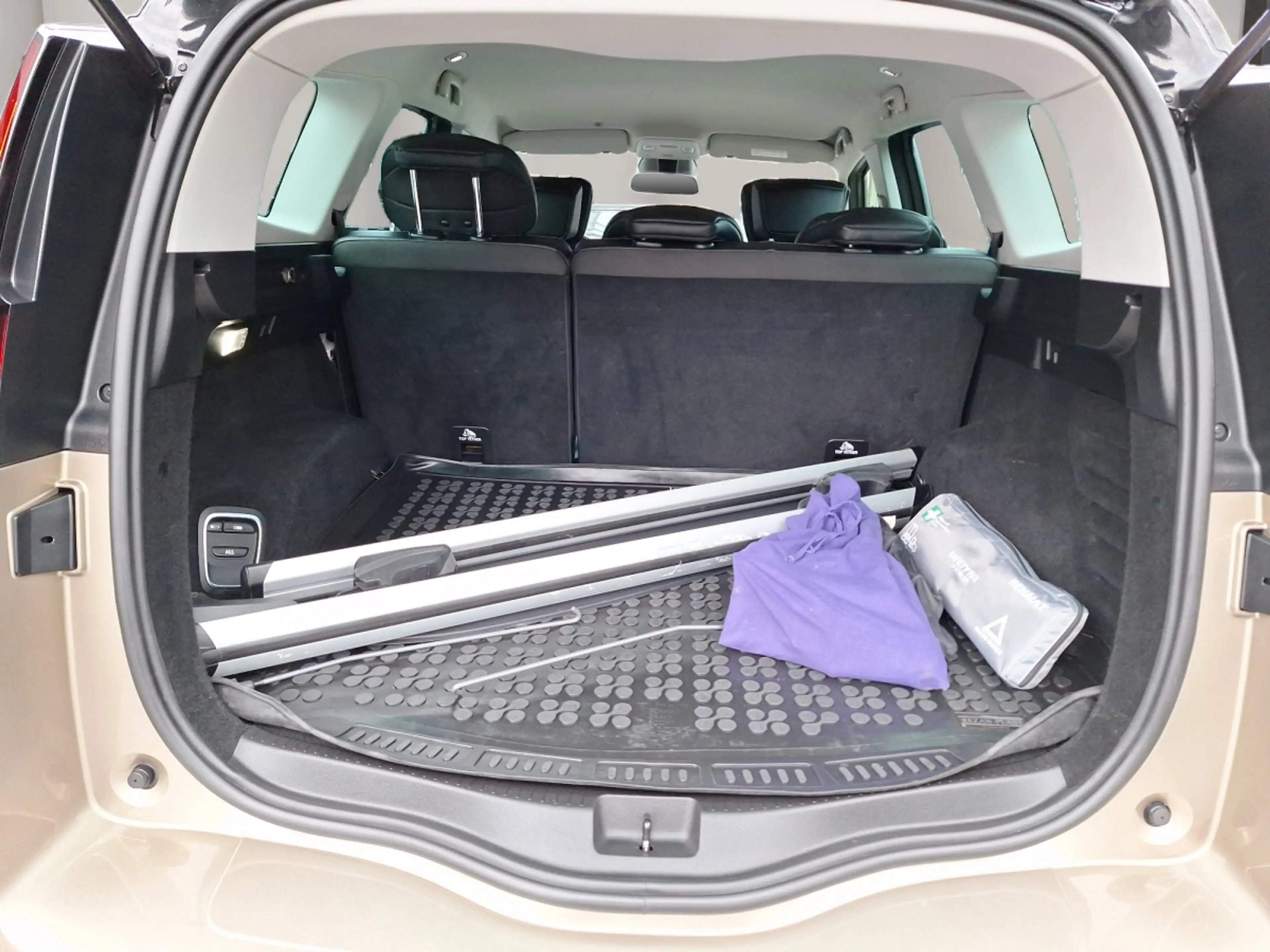 Renault Grand Scenic Bose dCi 130PS — photo 12