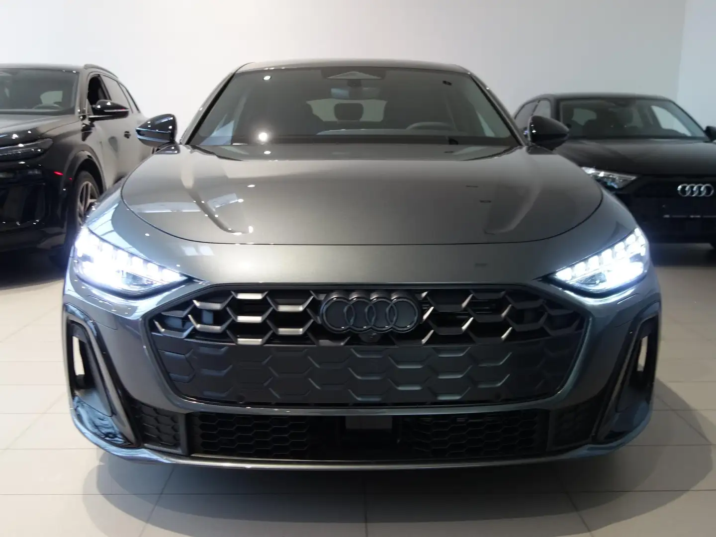 Audi A5 Limousine S-Line Grau - 2