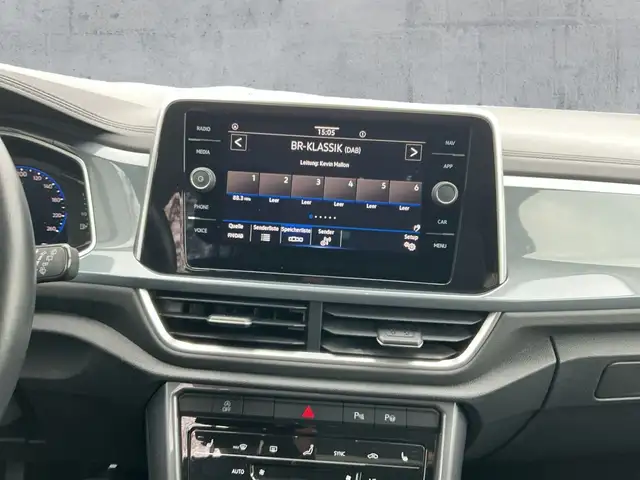 Volkswagen T-Roc view 11