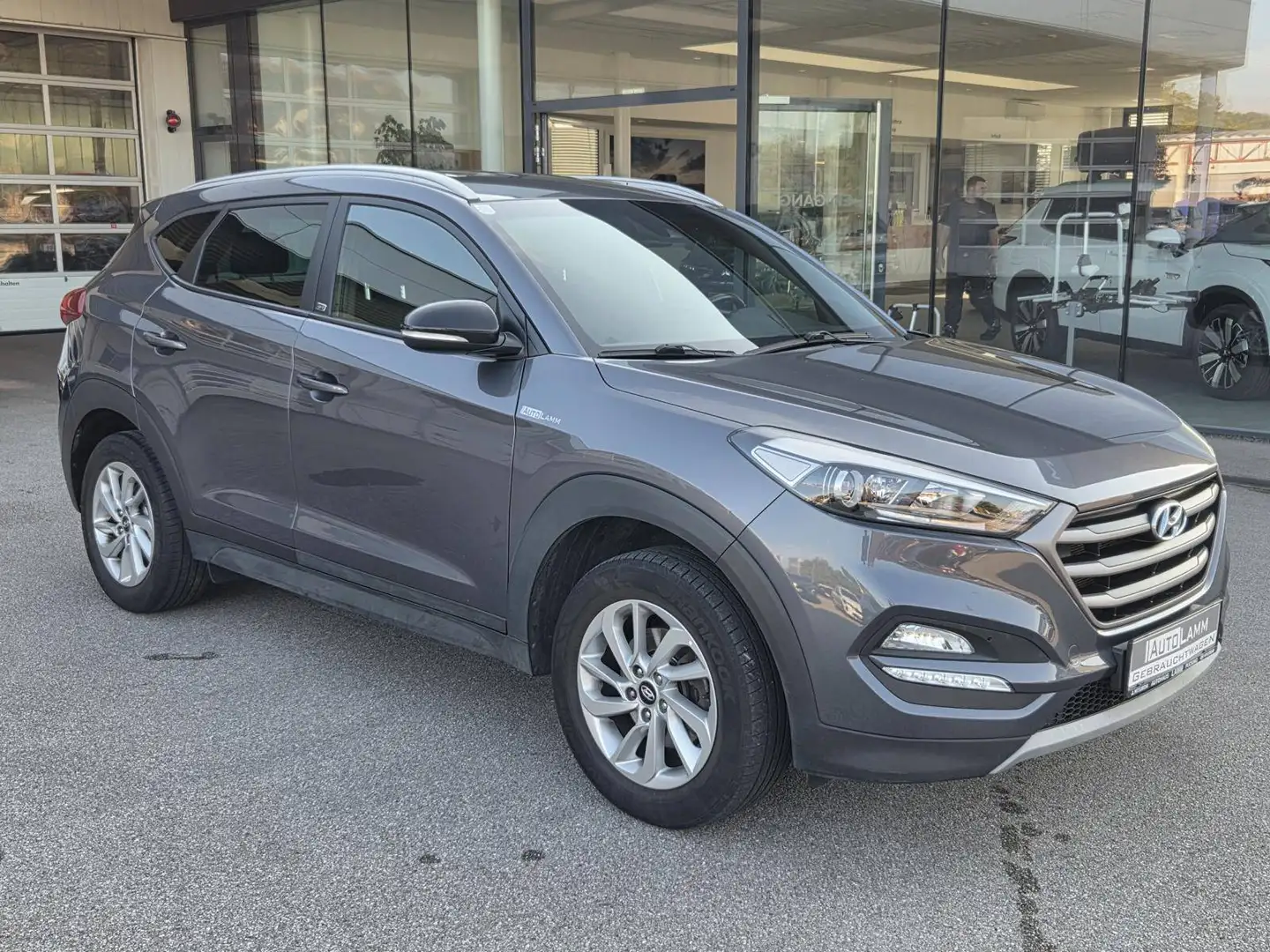 Hyundai TUCSON Tucson 1,6 GDi Go + AV Grau - 2