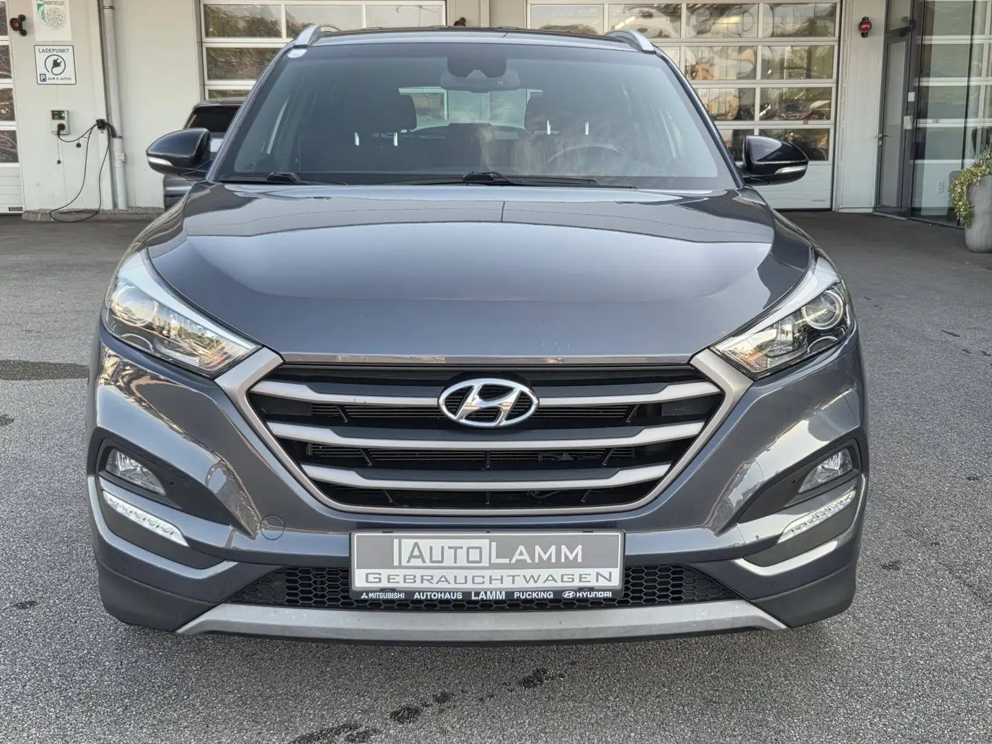 Hyundai TUCSON Tucson 1,6 GDi Go + AV Grau - 1