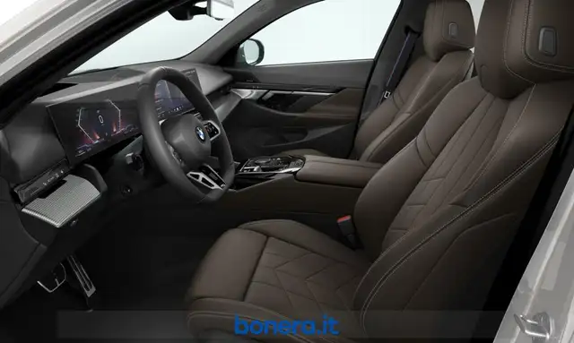 BMW 5 Series view 4