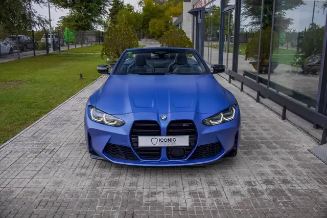 BMW M4 view 3