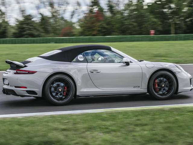Imagine Porsche 991 911 Carrera GTS Cabriolet PDK