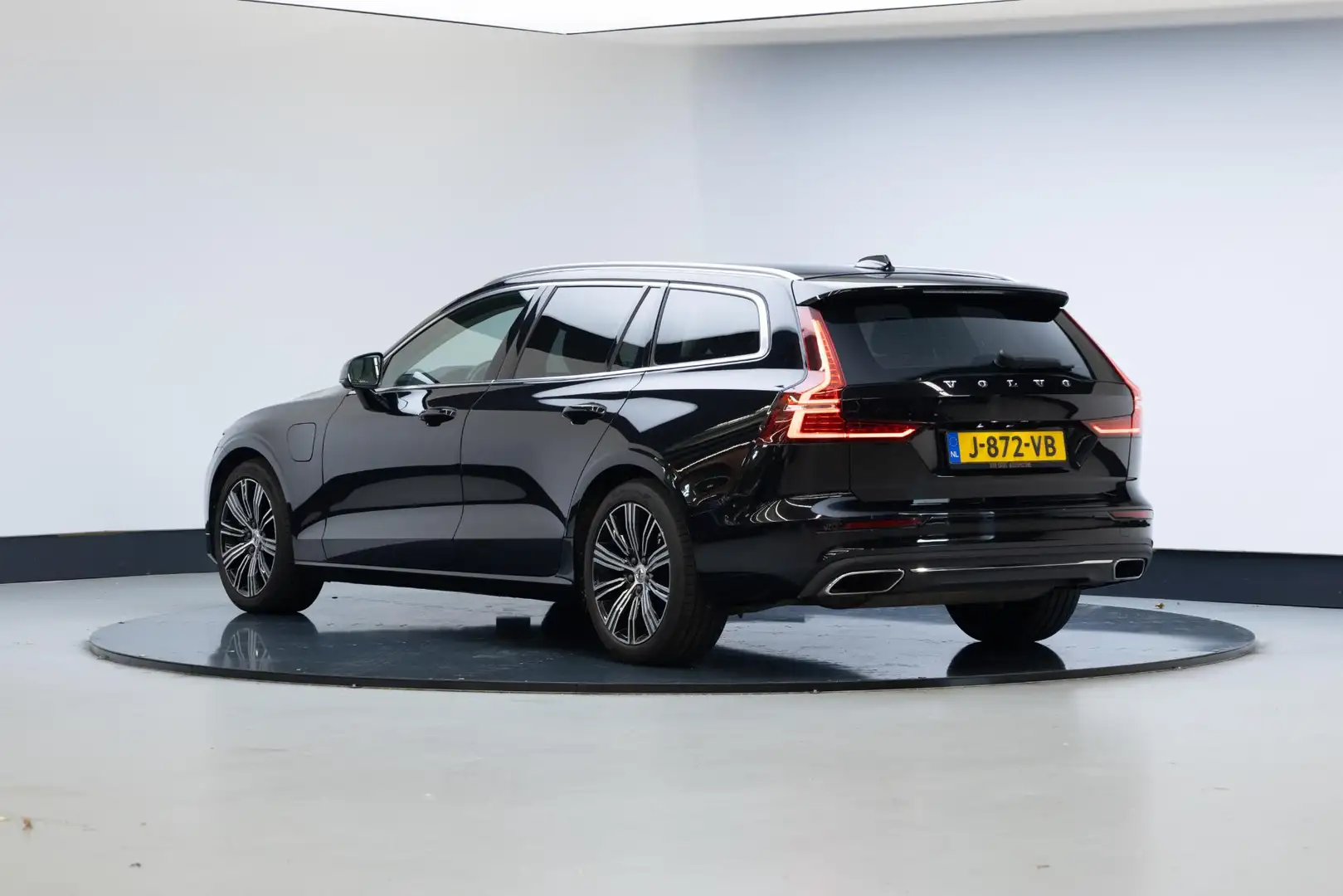 Volvo V60 2.0 T6 Recharge AWD Inscription Schwarz - 2