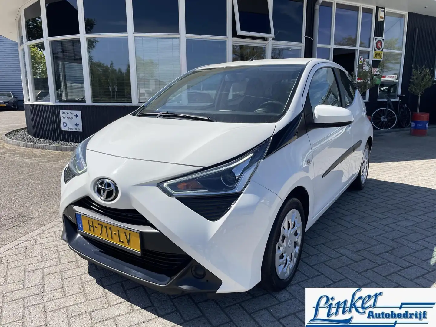 Toyota Aygo 1.0 VVT-i x-play AIRCO / CAMERA / GEEN AFLEVERKOST Wit - 1