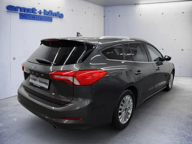 Ford Focus view 3