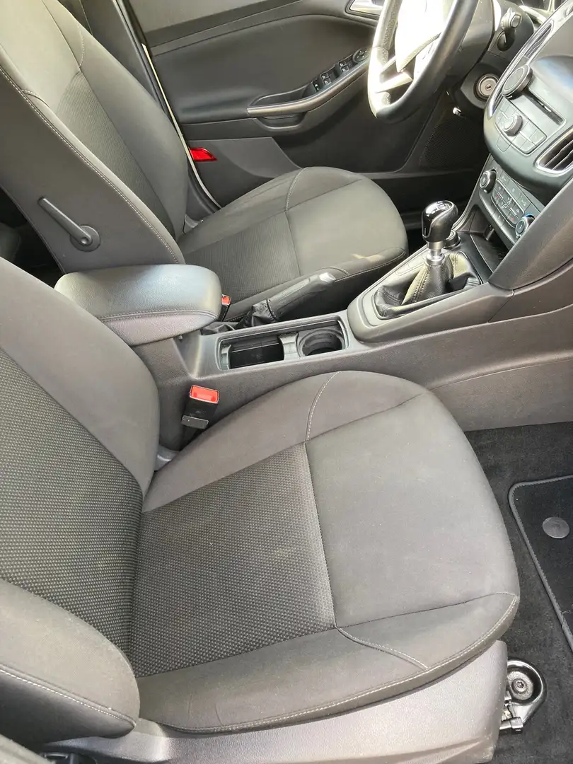 Ford Focus Focus Turnier 1.5 TDCi DPF Start-Stopp-System Busi Silber - 2