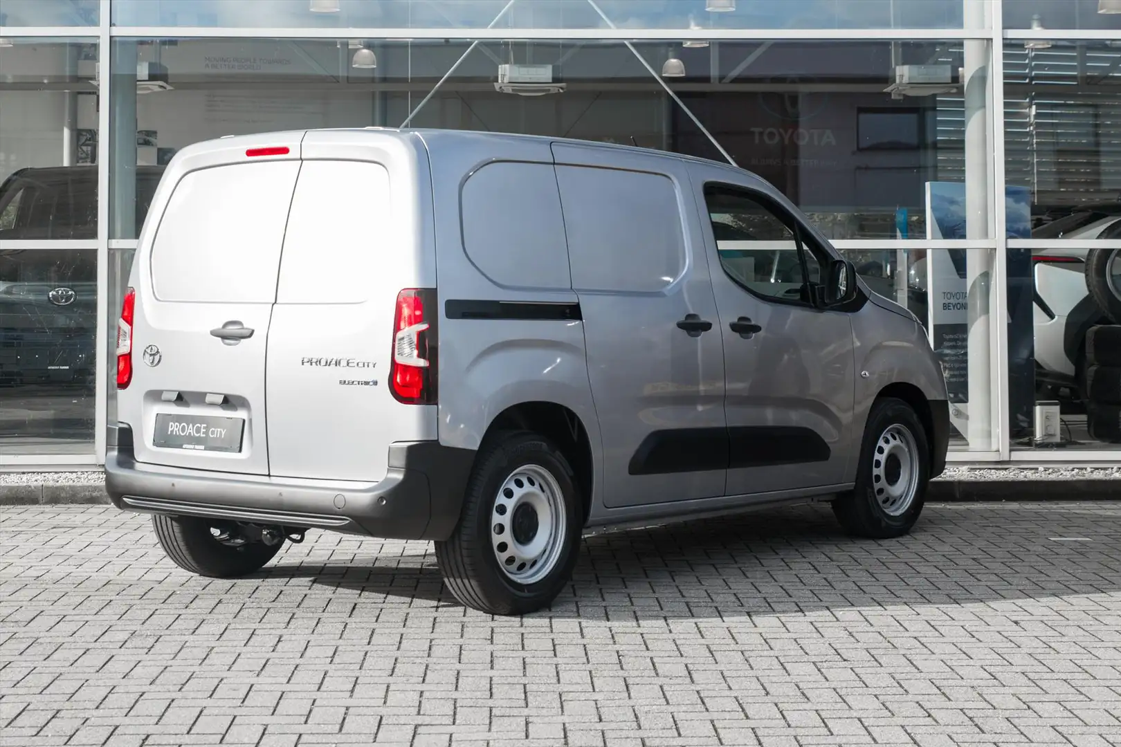 Toyota Proace City 50 kWh 136pk Challenger €12.500,- voordeel Zilver - 2