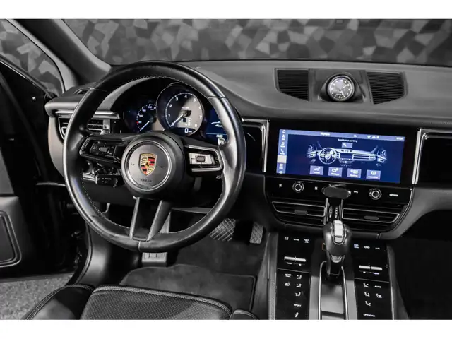 Porsche Macan view 11