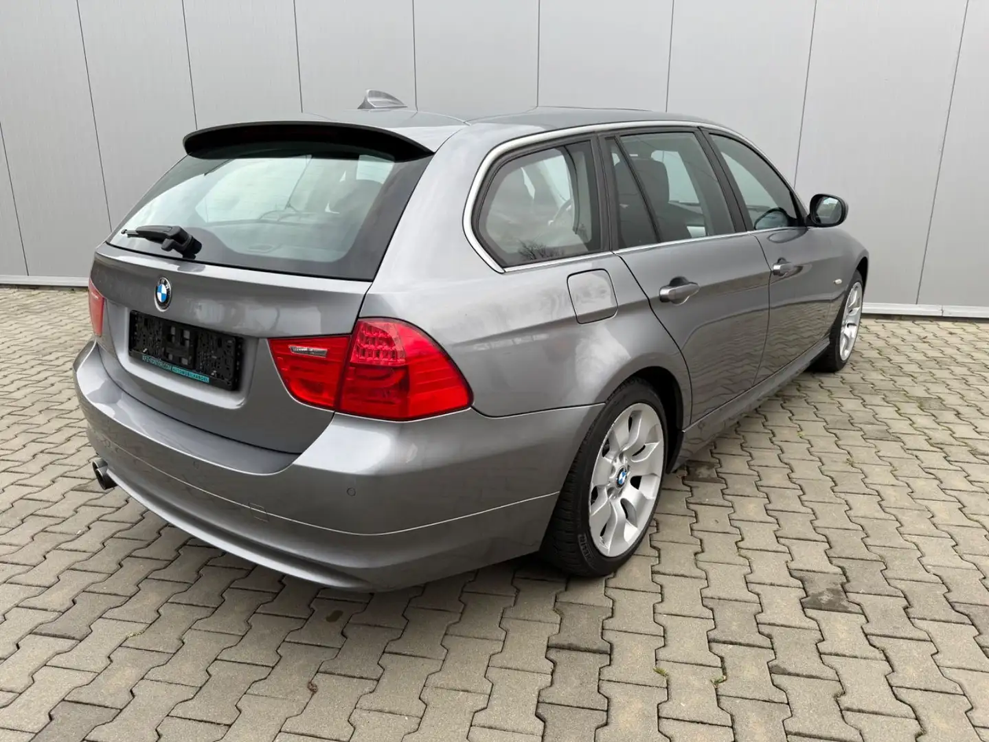 BMW 330 d Touring  xDrive -ALLRAD- Standhzg. Grau - 2