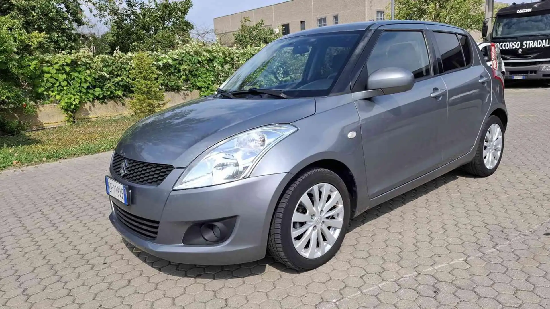 Suzuki Swift 1.2 VVT 5 P. ADATTA NEOPATENTATI Grijs - 1