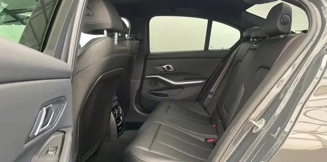 BMW 3 Series view 9