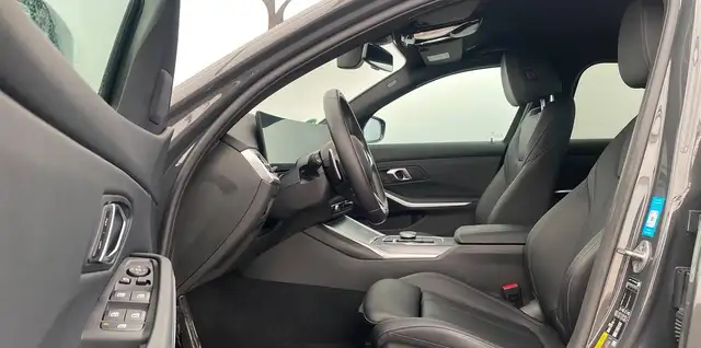 BMW 3 Series view 6