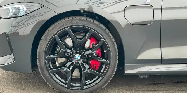 BMW 3 Series view 4