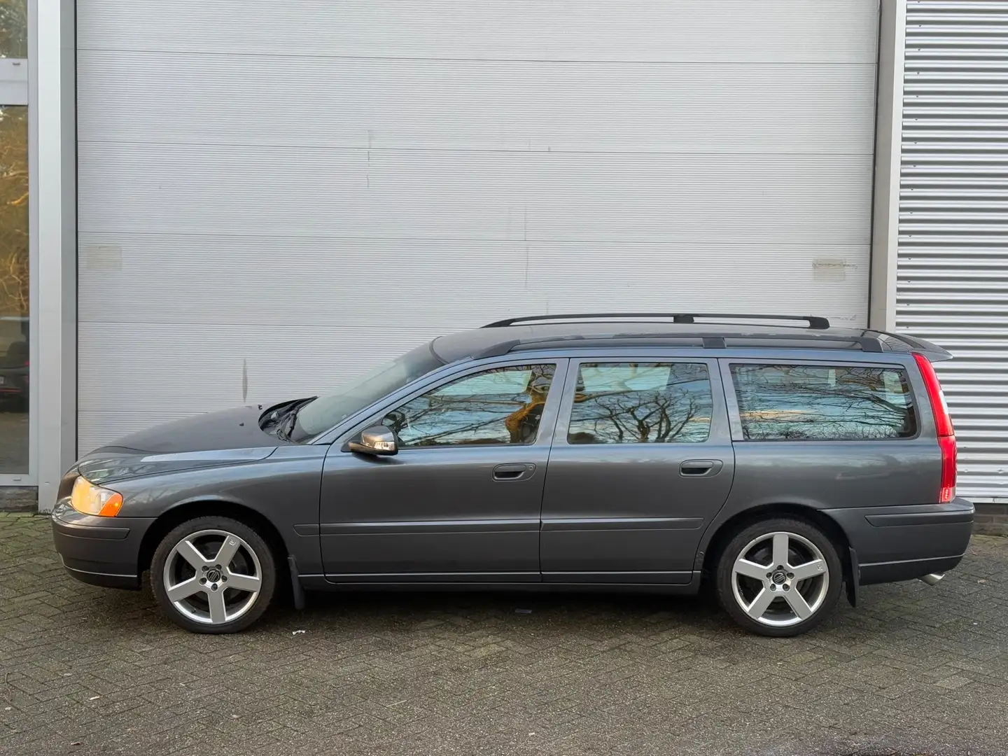 Volvo V70 2.5T Edition Sport l Automaat l Volleder l Gris - 2