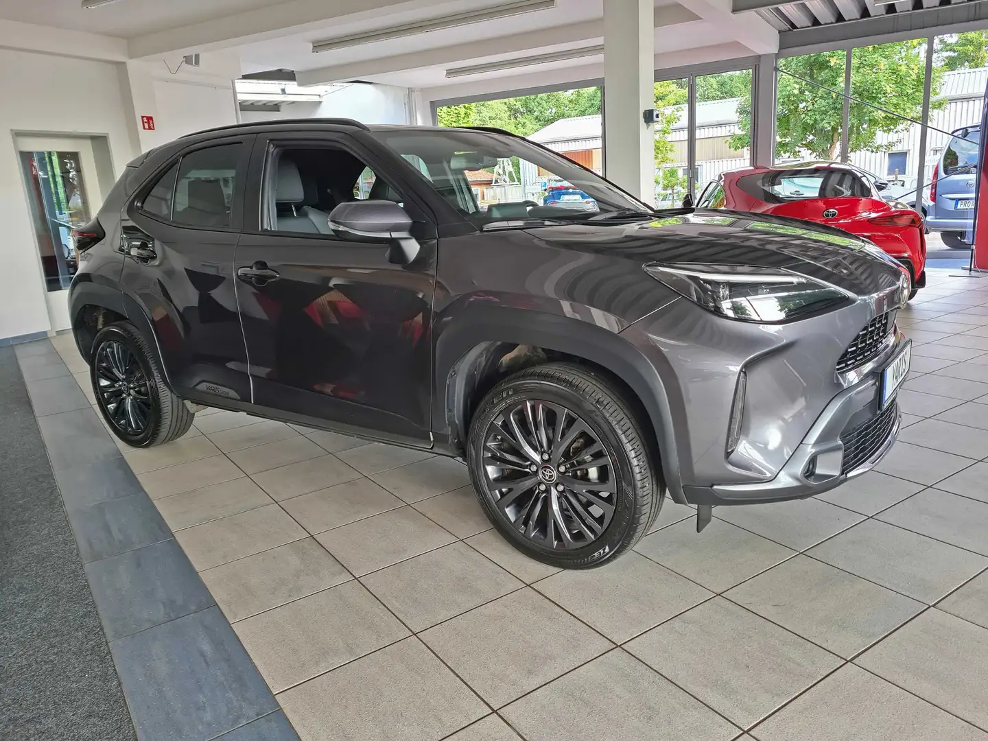 Toyota Yaris Cross Hybrid 1.5 VVT-i AWD-i Adventure Grau - 2