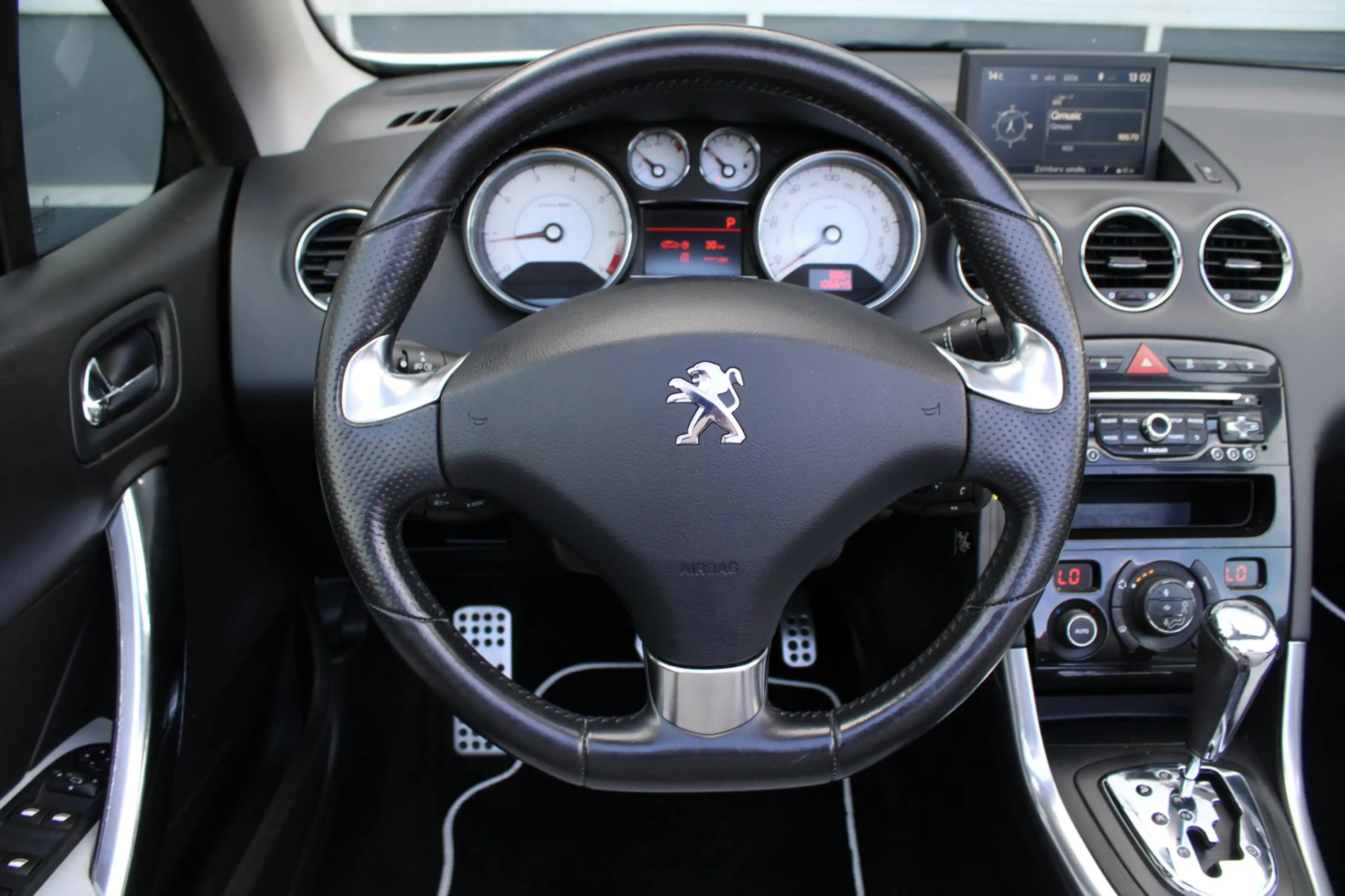 Peugeot 308 CC 1.6 THP Roland Garros — photo 25