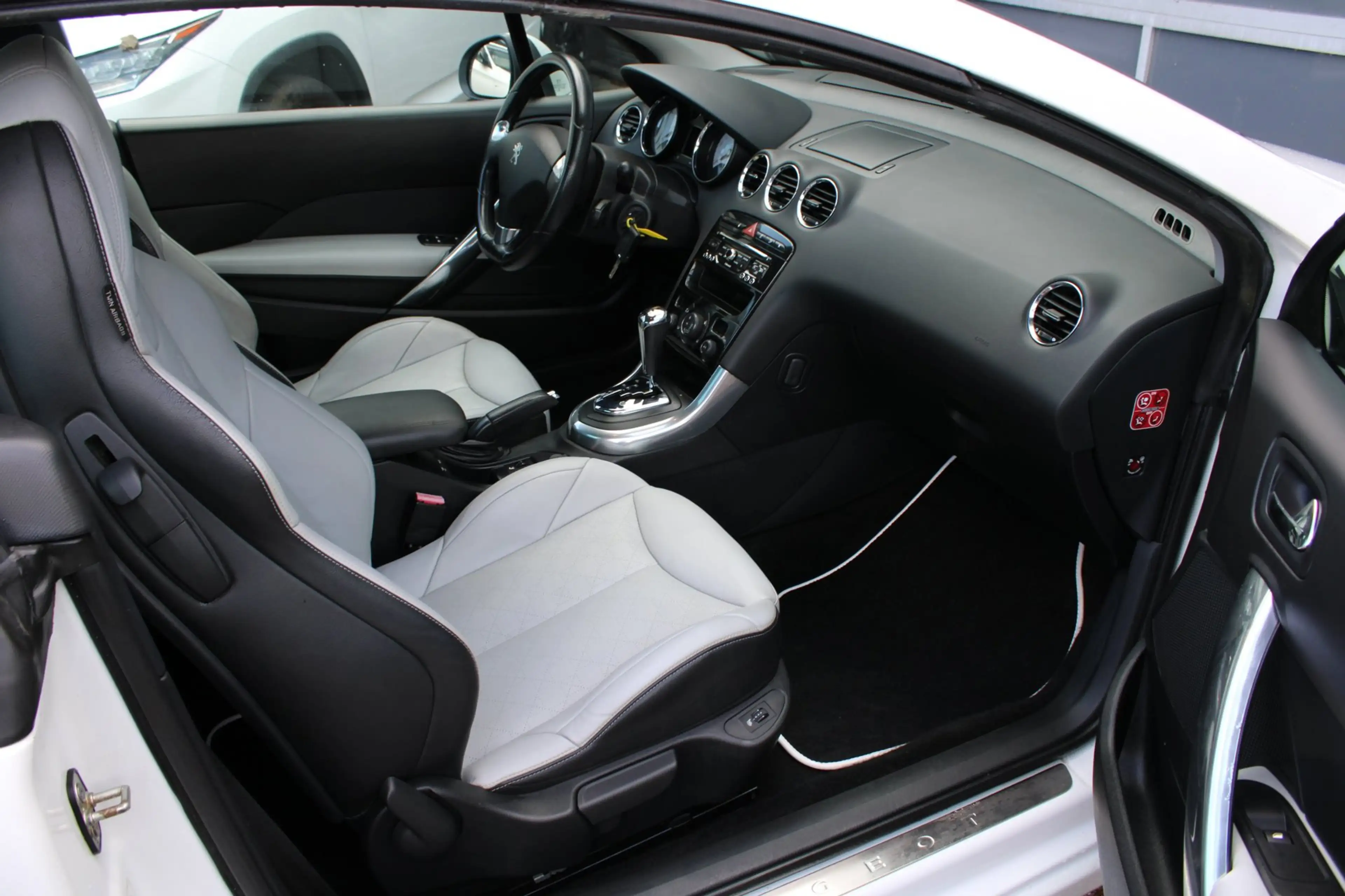 Peugeot 308 CC 1.6 THP Roland Garros — photo 12
