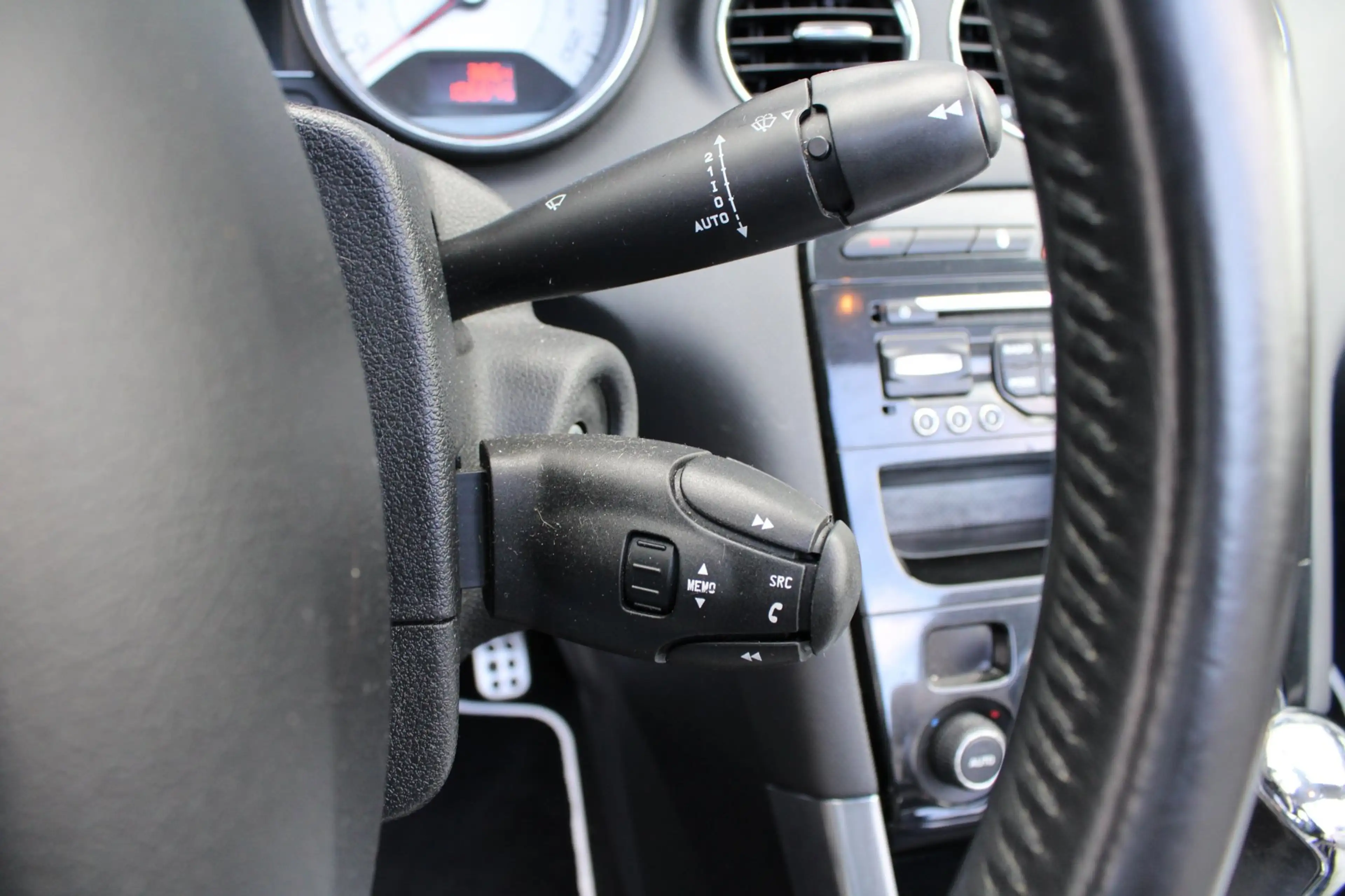 Peugeot 308 CC 1.6 THP Roland Garros — photo 27