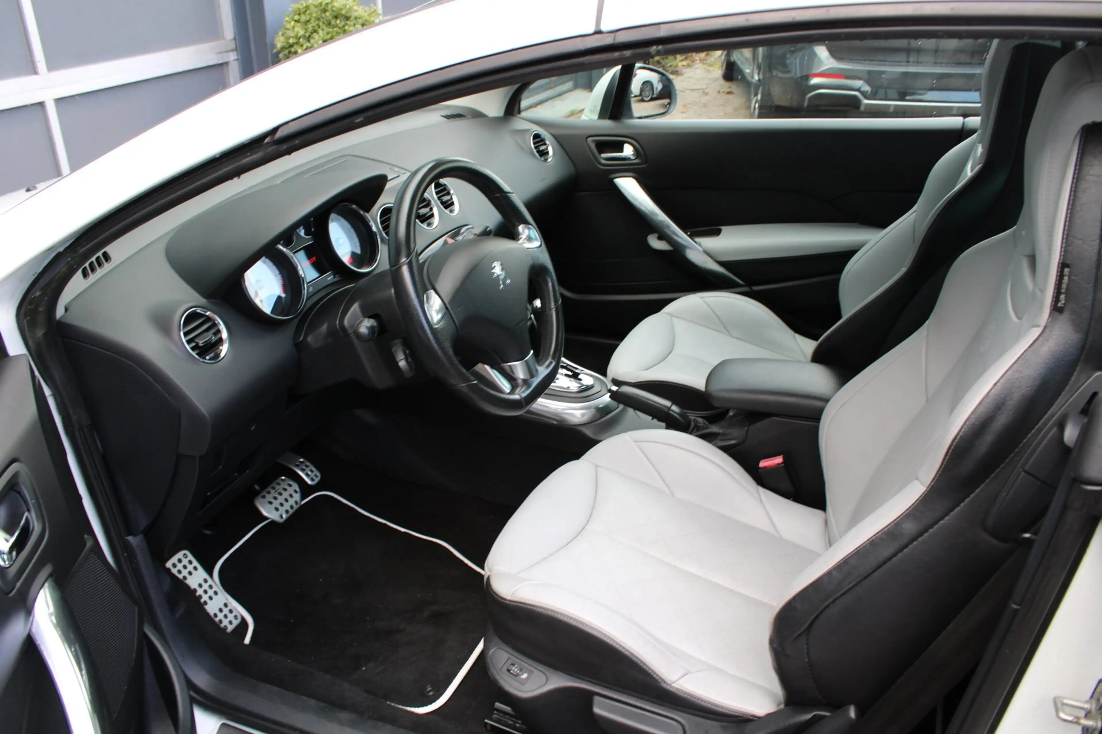 Peugeot 308 CC 1.6 THP Roland Garros — photo 16