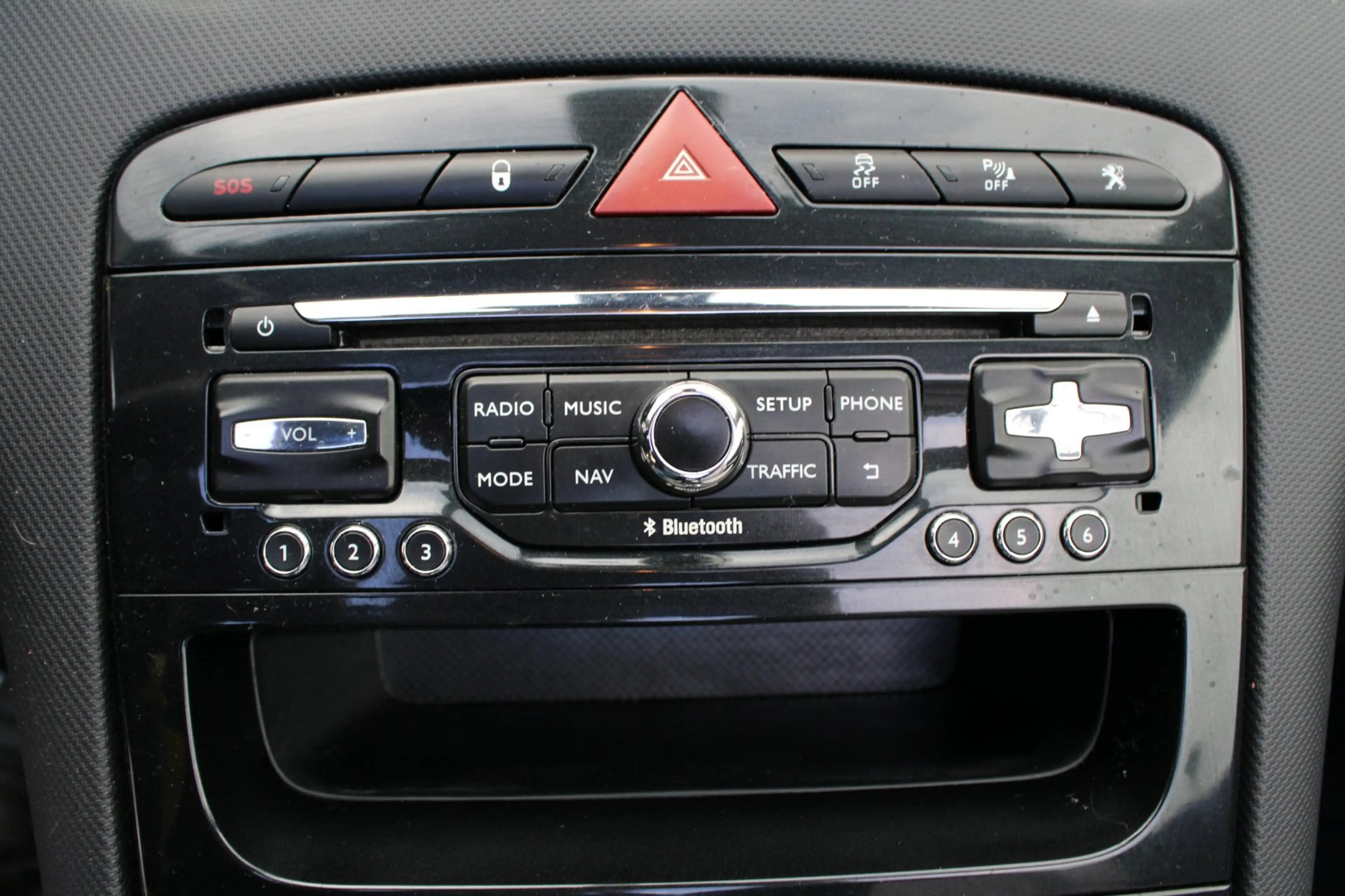 Peugeot 308 CC 1.6 THP Roland Garros — photo 32