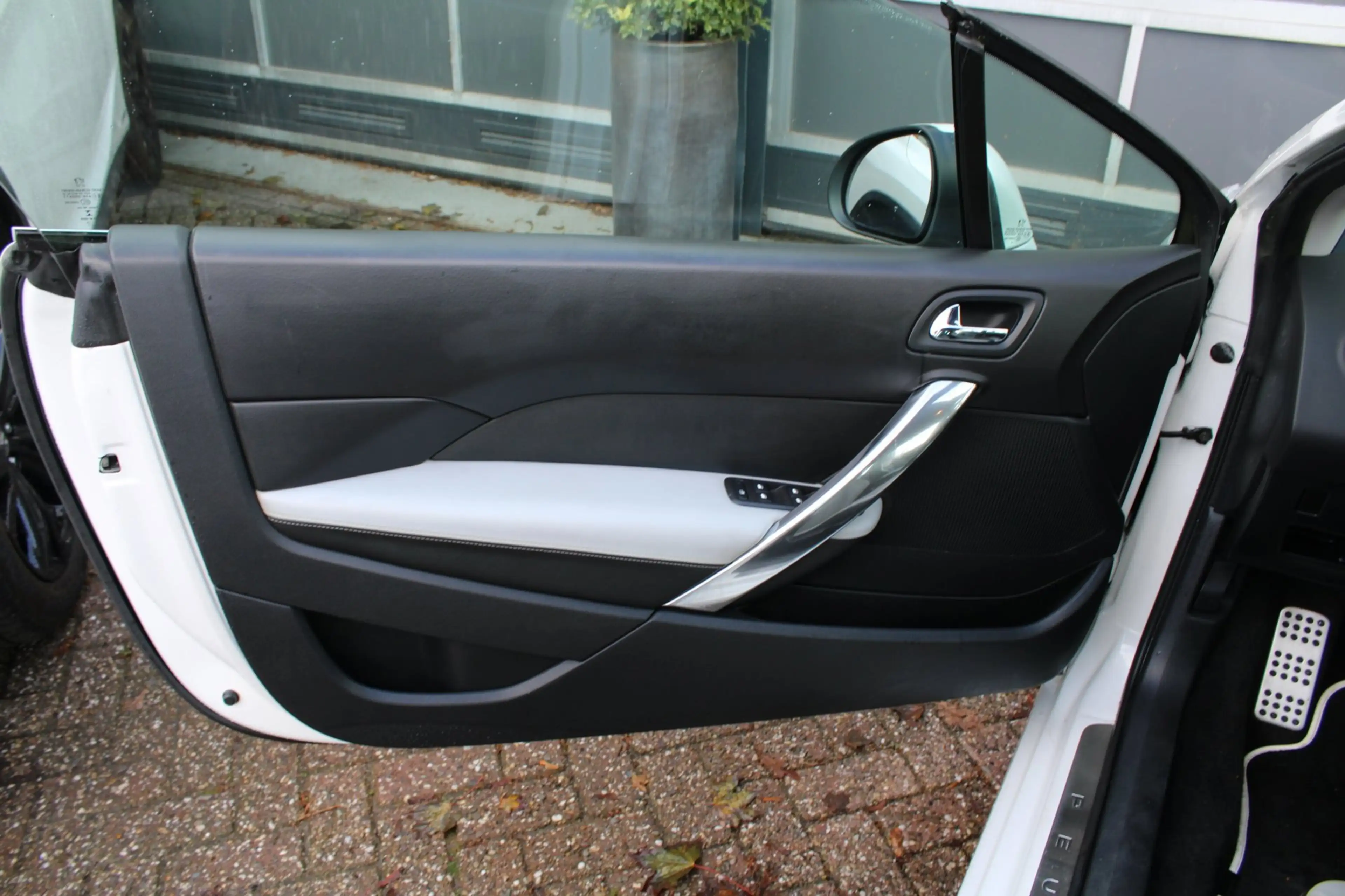 Peugeot 308 CC 1.6 THP Roland Garros — photo 20