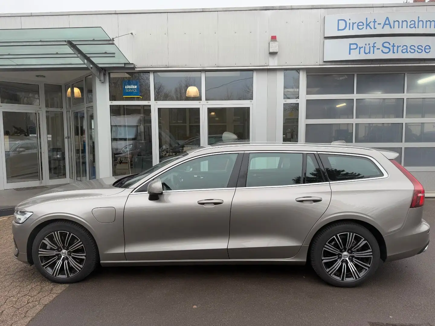 Volvo V60 Kombi Inscription Expression Recharge Plug-I Grau - 1
