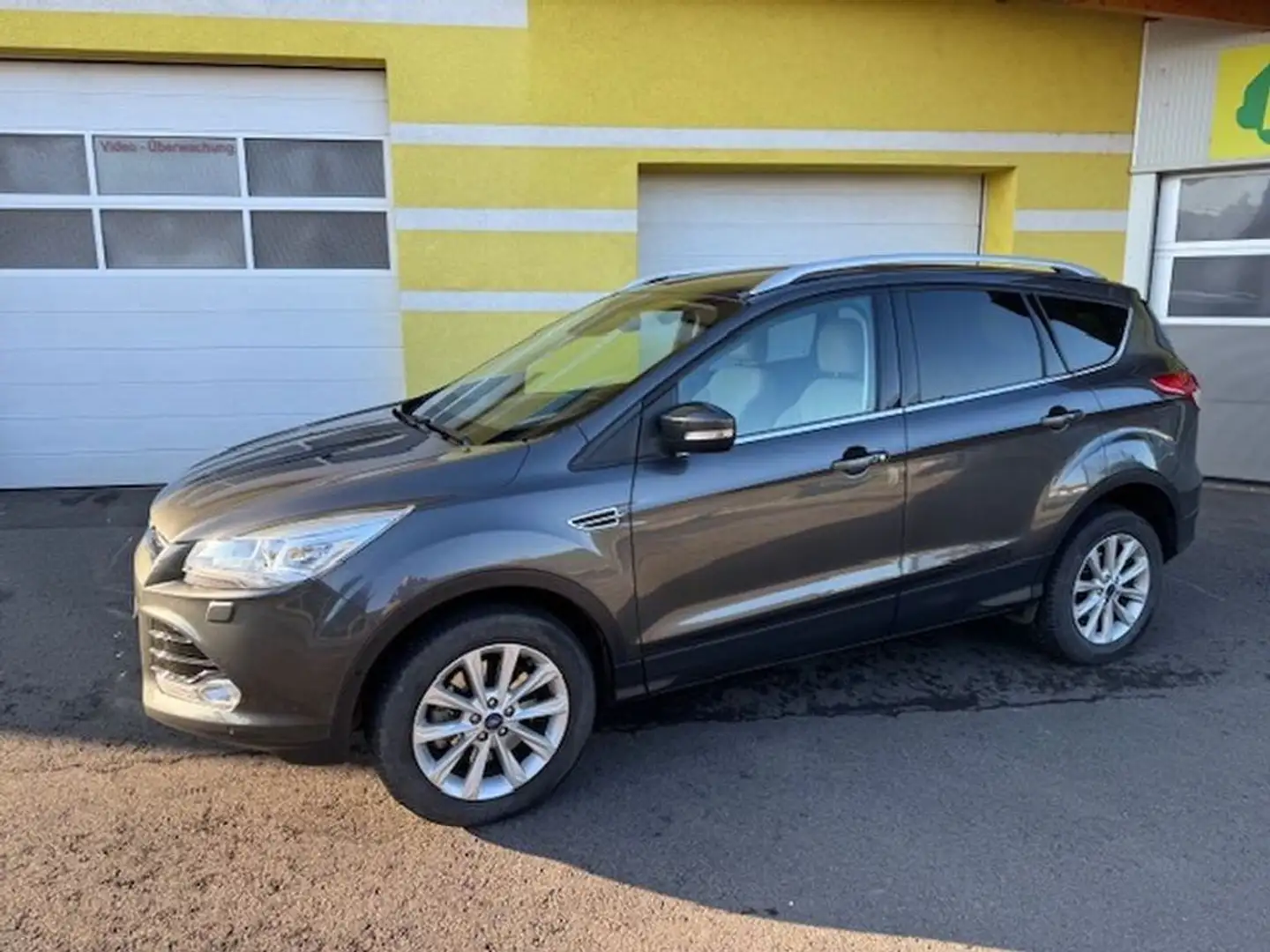 Ford Kuga Titanium 2.0TD AWD Aut. 1Besitz -72000km TOP! Gris - 2