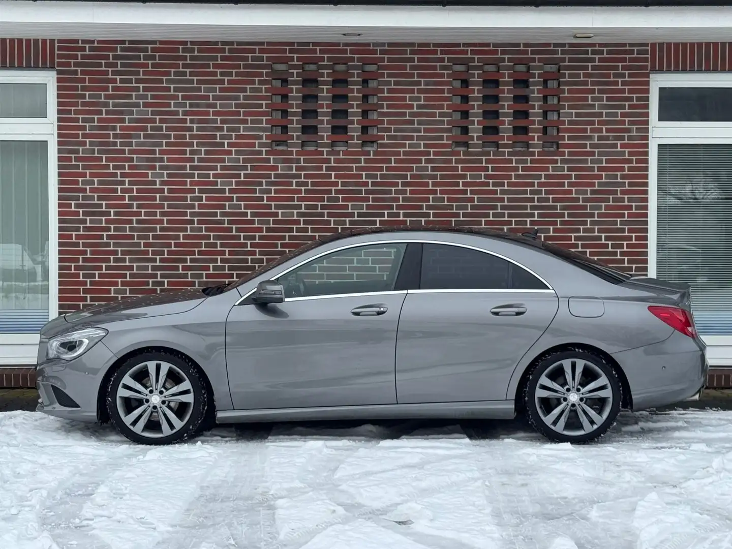 Mercedes-Benz CLA 200 *PANORAMA*RÜCKFAHRKAMERA*SPORTFAHRWERK* Gris - 2