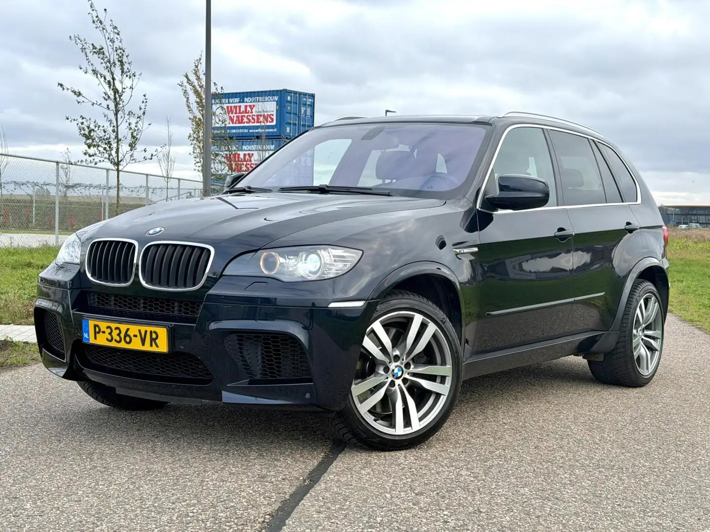 BMW X5 4.4i M X5M 556 PK | Pano | Head-up | Youngtimer | Noir - 1
