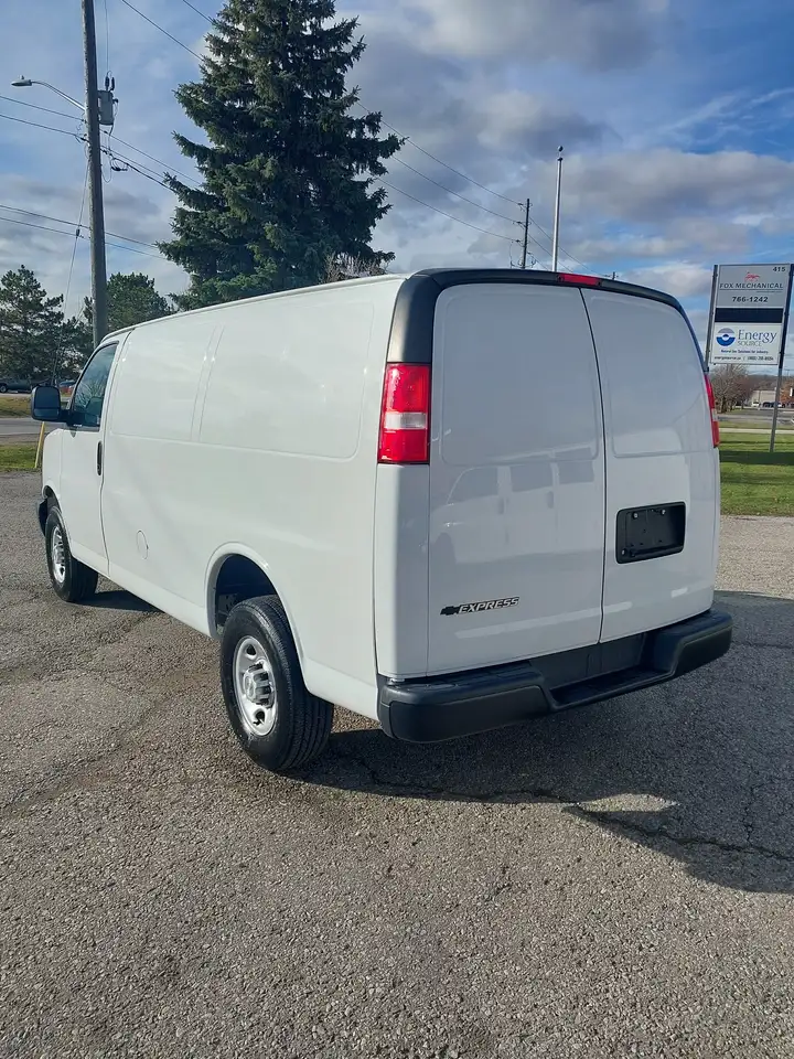 Chevrolet Express снимка Chevrolet Express