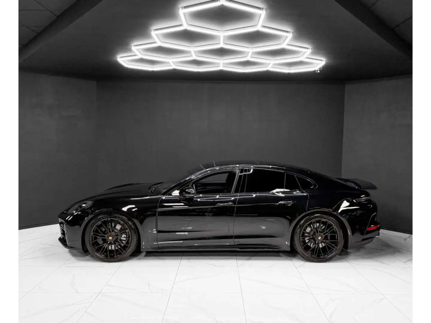 Porsche Panamera 4.0 V8 GTS / 5 SEATS / FULL Noir - 2