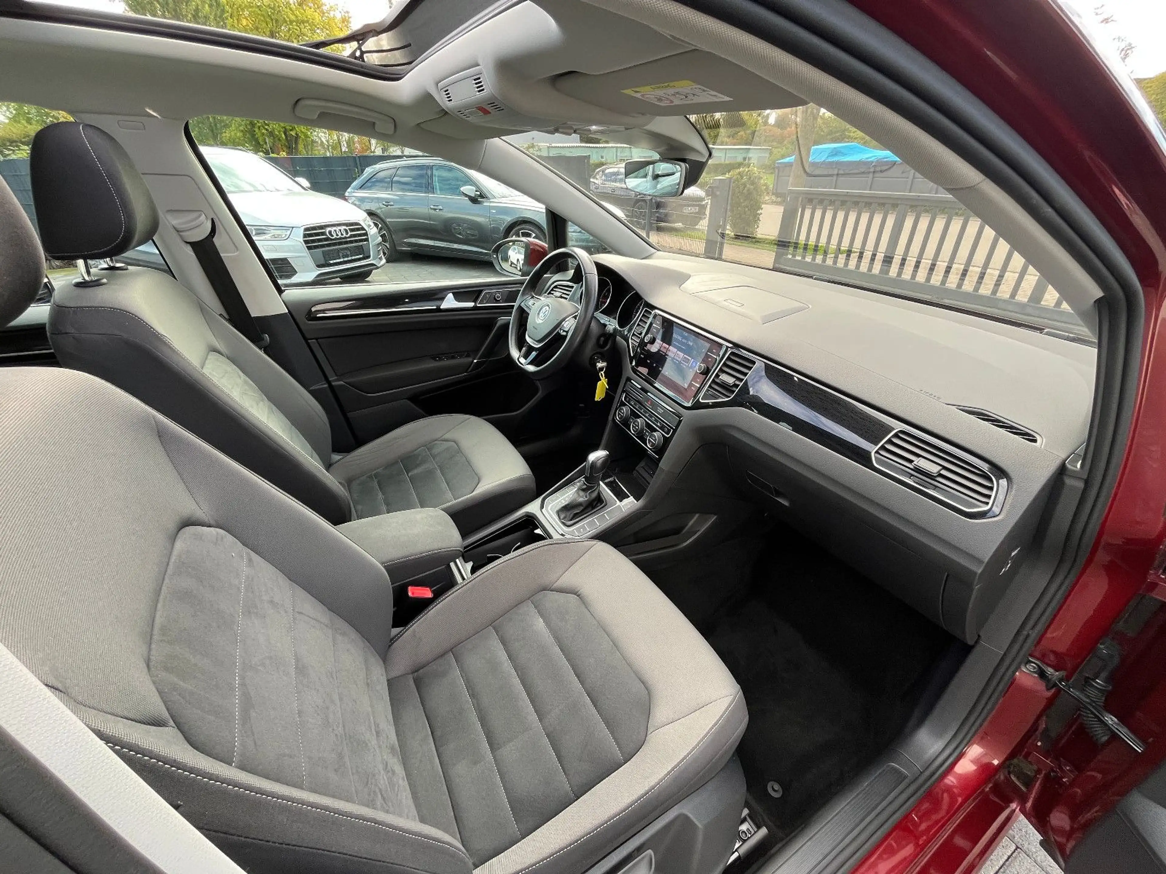 Volkswagen Golf Sportsvan Highline 1.5 TSI DSG PANO 1.Hand — photo 16