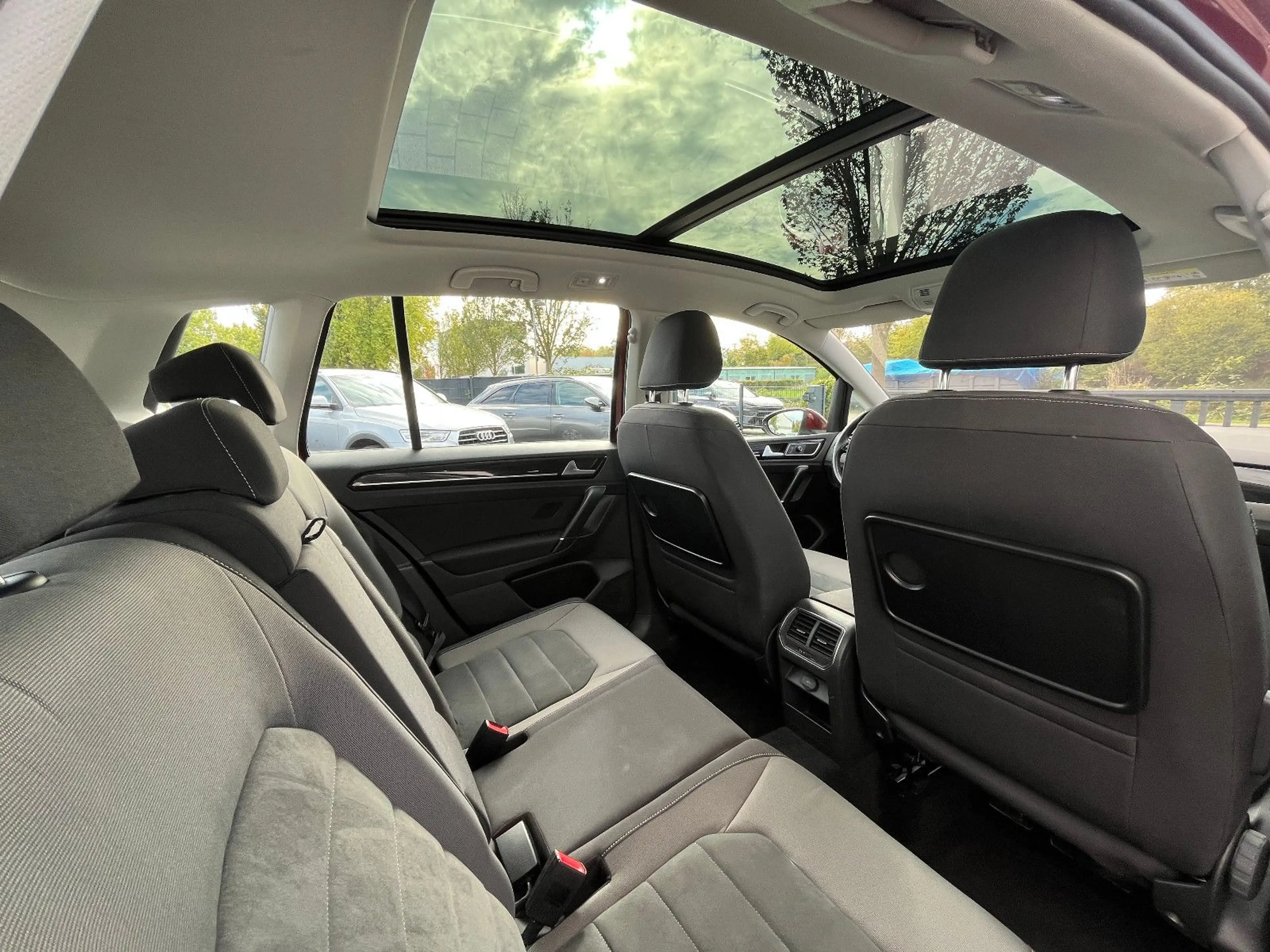 Volkswagen Golf Sportsvan Highline 1.5 TSI DSG PANO 1.Hand — photo 17