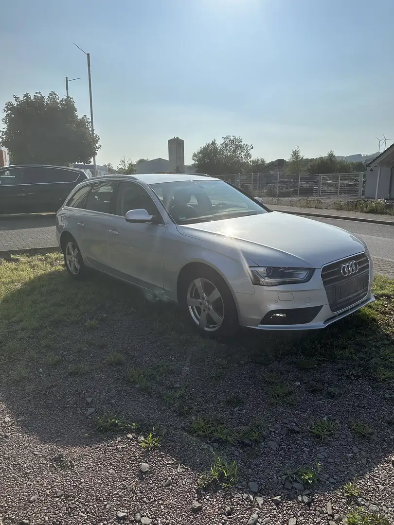 Audi A4 Attraction Grau - 2