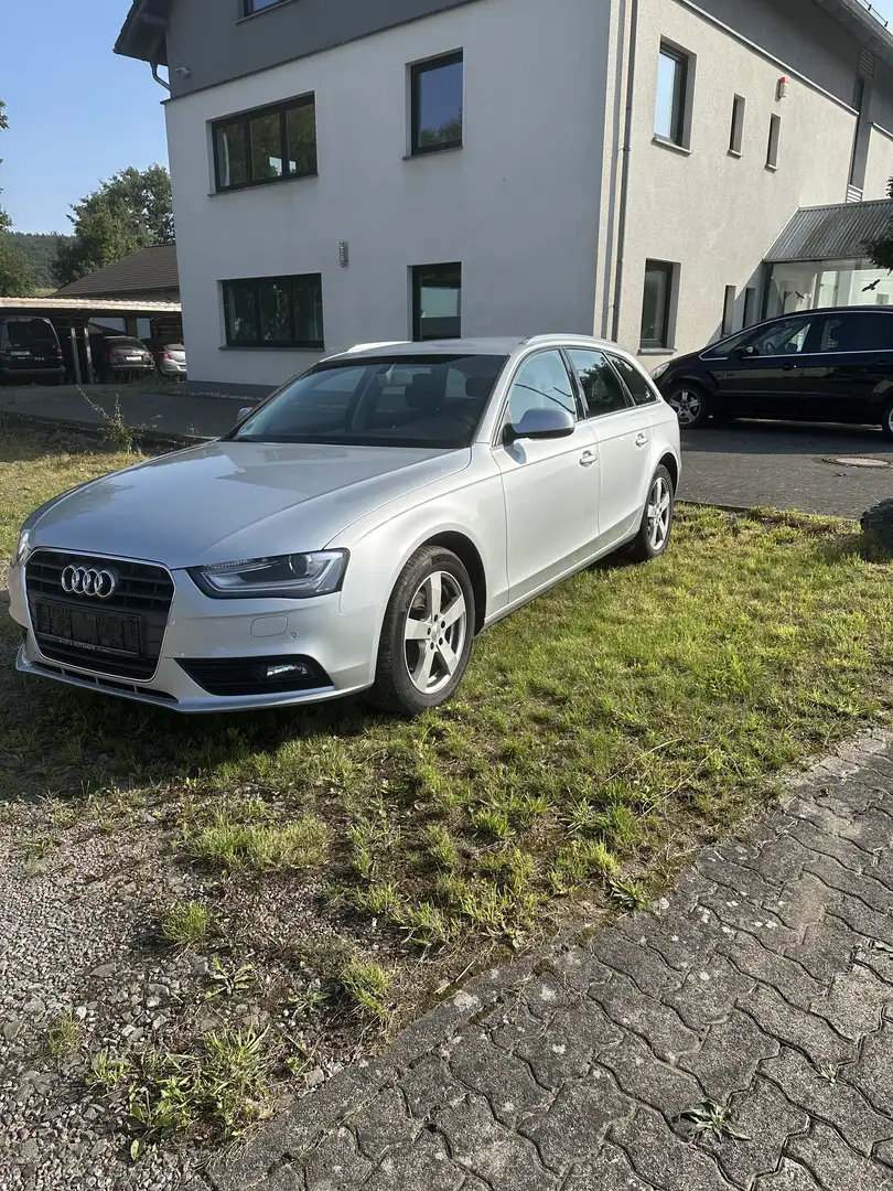 Audi A4 Attraction Grau - 1
