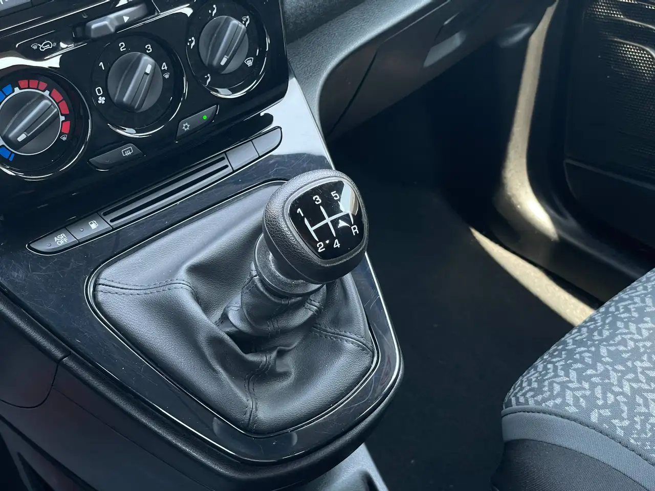Lancia Ypsilon 2022 — фото 14