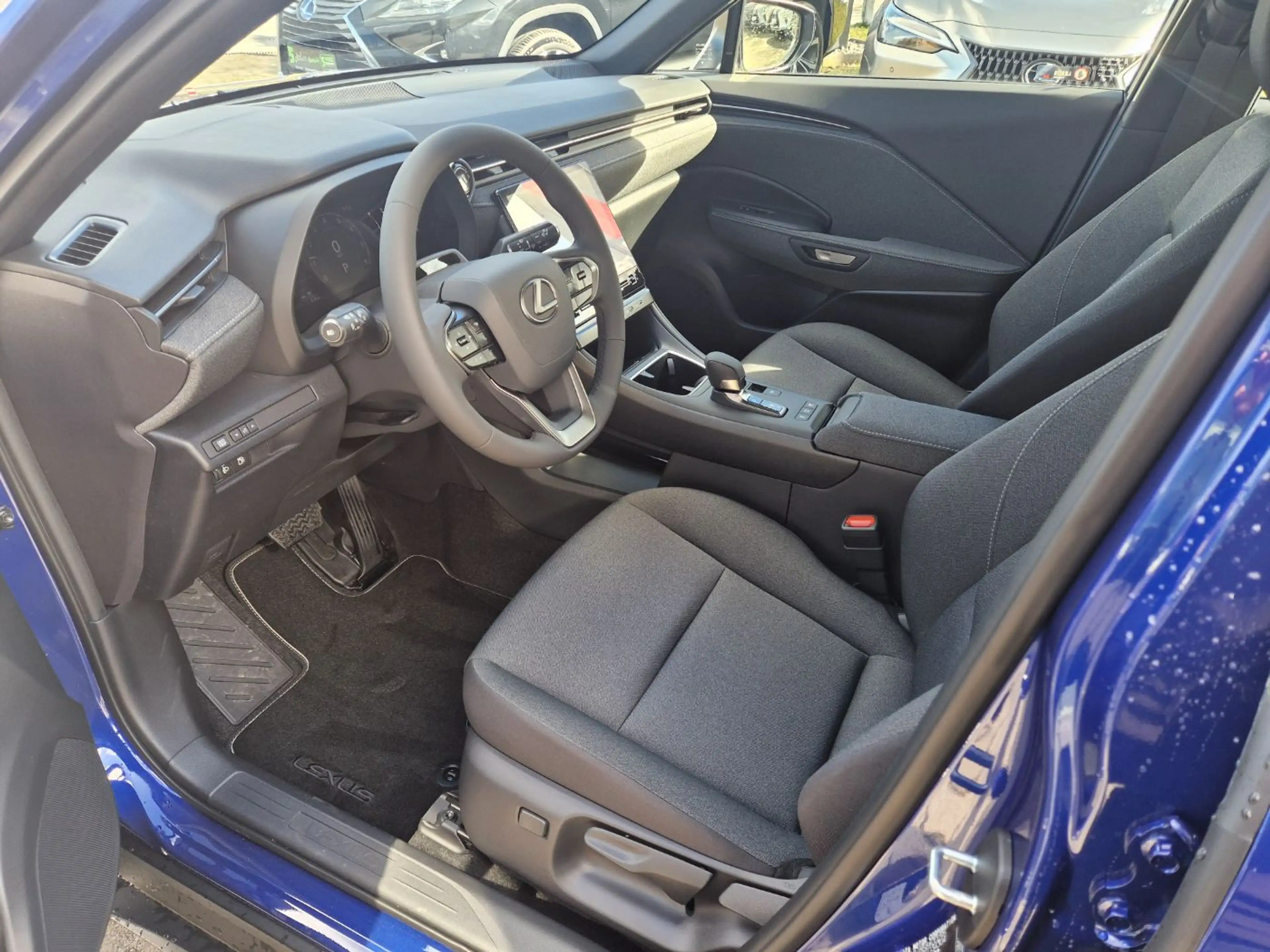 Lexus LBX 1,5 FWD Komfort Paket Kamera Keyless SHZ — photo 6