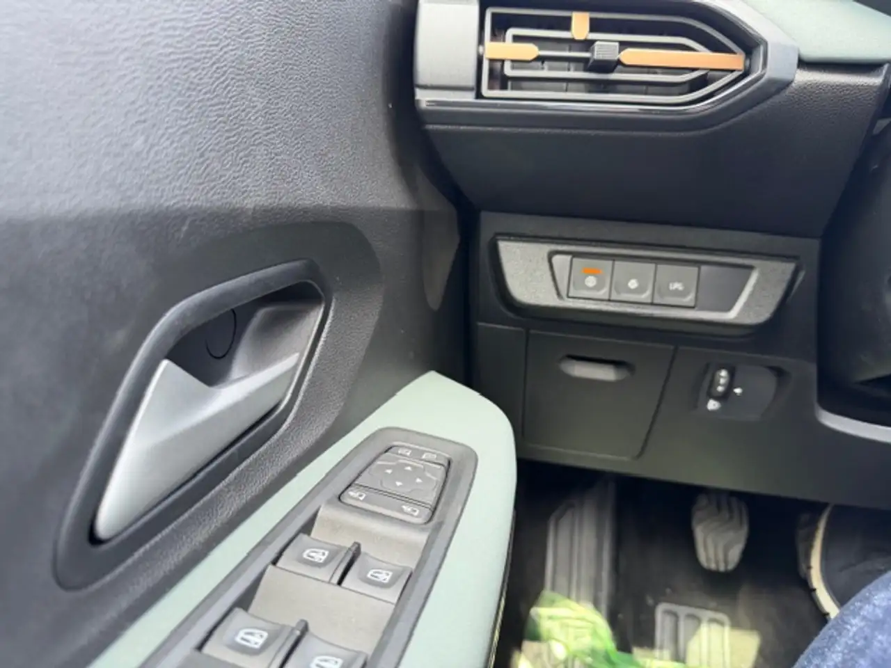 Dacia Sandero Stepway Extreme TCe 20 ECO-G Automatik — photo 1 of 9