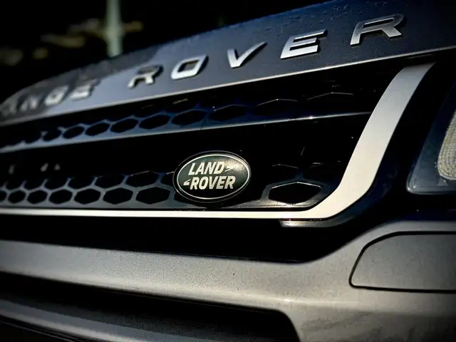 Land Rover Range Rover Evoque view 3