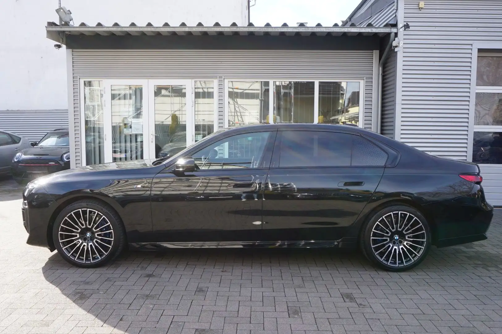 BMW 740 d xDrive M Sport Pro DrAsP ParkAsP Sky Iconic Schwarz - 2