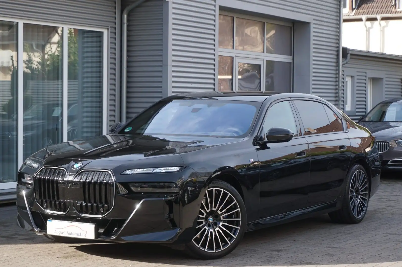 BMW 740 d xDrive M Sport Pro DrAsP ParkAsP Sky Iconic Schwarz - 1
