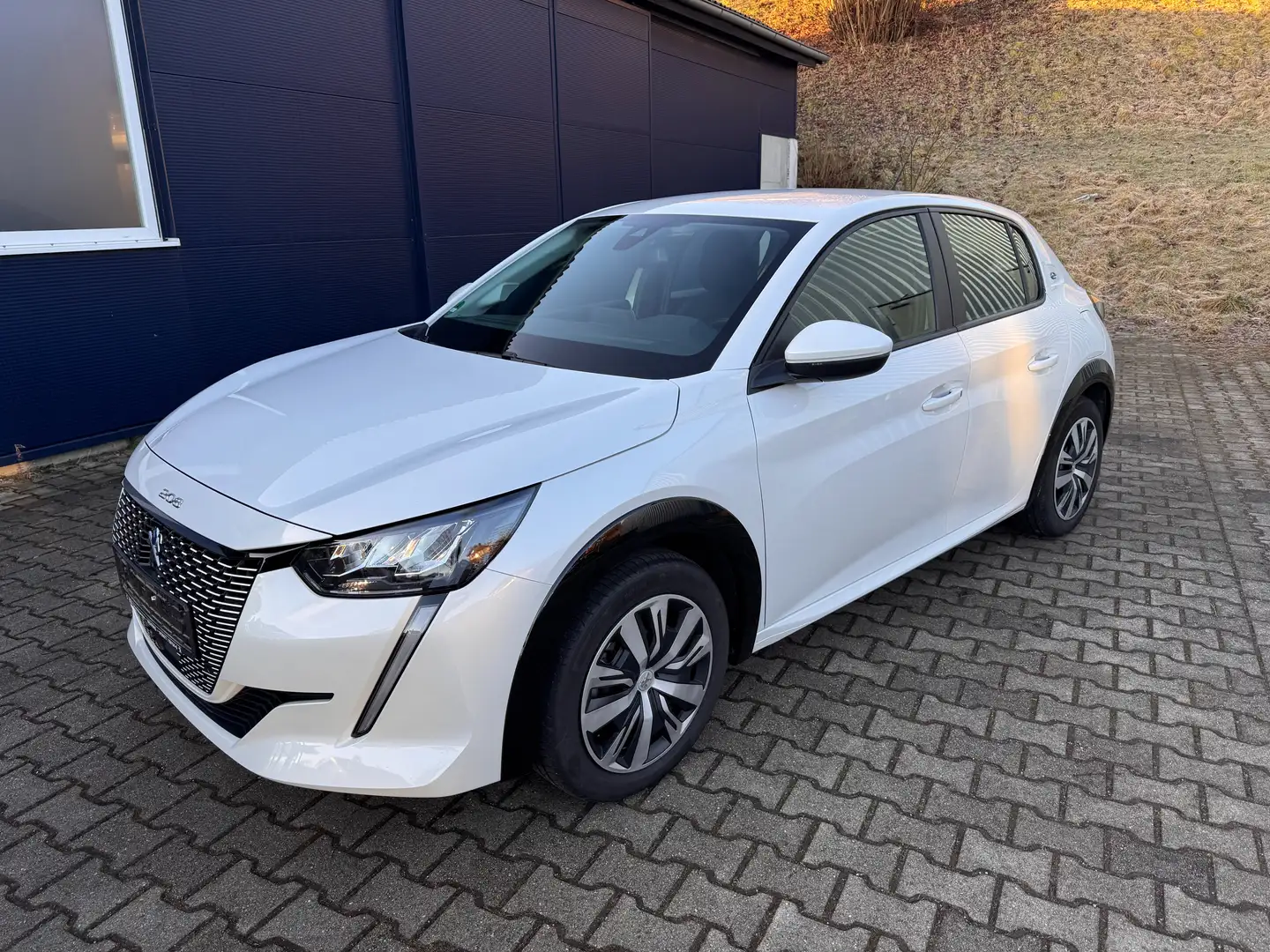 Peugeot 208 e- Active Weiß - 2